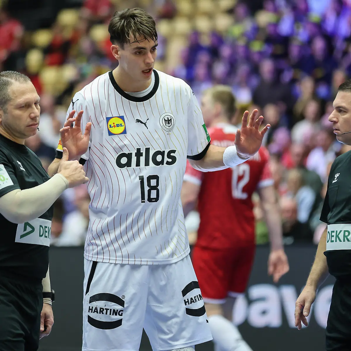 Julian-Koester-Deutschland-18-diskutiert-mit-den-Schiedsrichtern-Gjorgji-Nachevski-MKD-und-Slave-Nikolov-MKD-Handball-IHF-Weltmeisterschaft-Laenderspiel-zwischen-Deutschland-und-Polen-am-15-Januar-2025-in-Herning-Daenemark