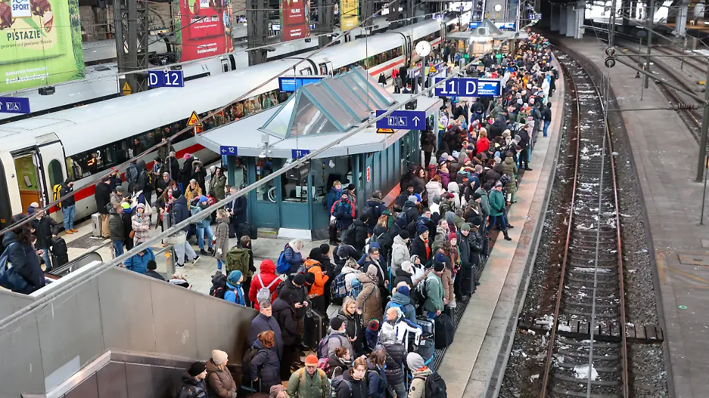 Zahlreiche-Menschen-sind-am-Hauptbahnhof-Hamburg-unterwegs-Die-Zuege-sind-sehr-voll-Reisende-berichten-das-sie-ueberfuellte-Zuege-wieder-verlassen-mussten-Im-Norden-kommt-es-nach-dem-Sturmtief-Elli-weiterhin-zu-Einschraenkungen-im-Bahnverkehr
