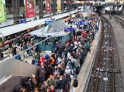 Sturmtief "Elli" wirbelt weiter: Bahnverkehr im Norden bis Sonntag stark eingeschränkt