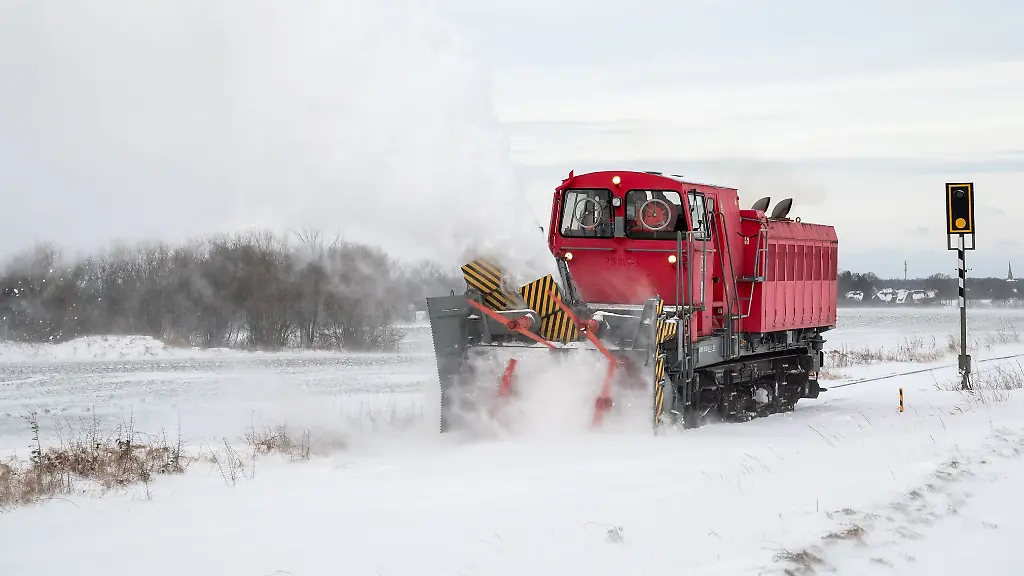 Gegen-Schneeverwehungen-auf-exponierten-Bahnstrecken-helfen-Schneefraesen