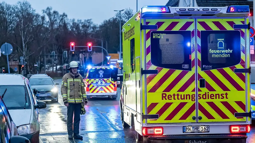 Einsatzkraefte-sind-unweit-eines-Wohnhauses-im-Einsatz-nachdem-dort-Kinder-in-einem-verwahrlosten-Zustand-aufgefunden-worden-Ein-Sprecher-der-Polizei-im-Maerkischen-Kreis-sagte-es-handele-sich-um-Jungen-und-Maedchen-die-nun-alle-in-eine-Klinik-nach-Arnsberg-gebracht-werden-sollten-Ein-Autofahrer-habe-zufaellig-ein-Kind-gesehen-das-bei-klirrender-Kaelte-barfuss-und-nur-leicht-bekleidet-in-das-Haus-gelaufen-sei-Daraufhin-habe-er-die-Polizei-alarmiert