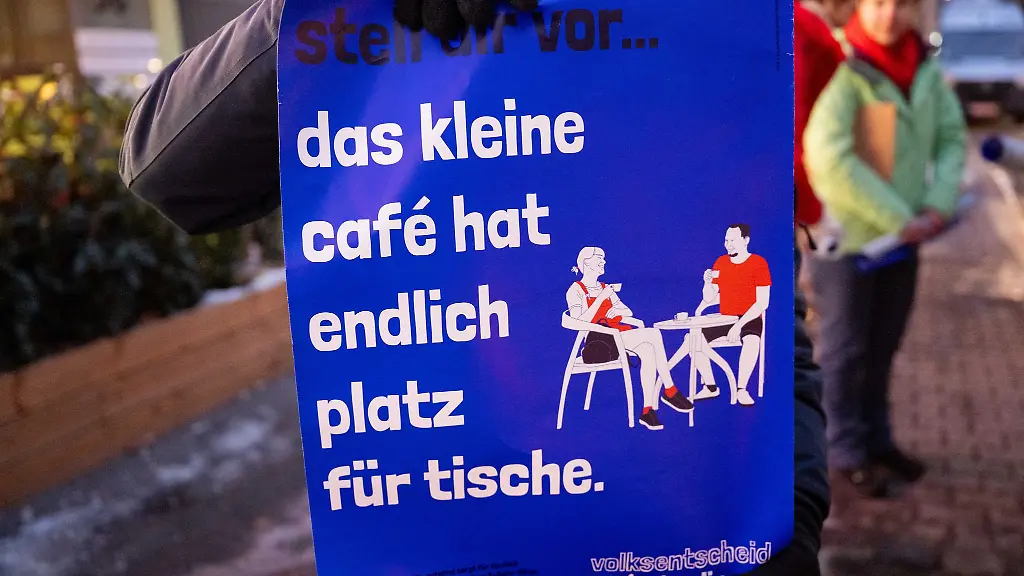 Helfer-der-Initiative-Verkehrsentscheid-sammeln-fuer-das-Volksbegehren-Unterschriften