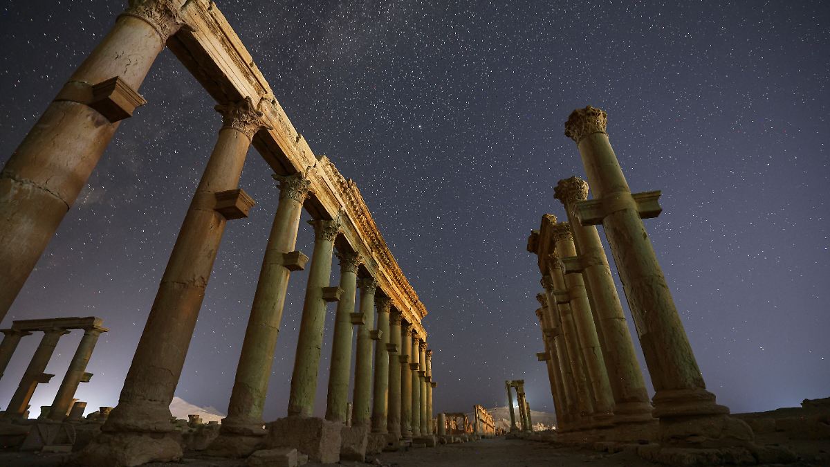 -Hawkeye-Strike-mit-Verb-ndeten-USA-fliegen-gro-angelegte-Angriffe-gegen-IS-in-Syrien