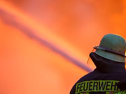 Nordrhein-Westfalen: Feuerwehr rettet Bewohner aus brennender Wohnung