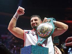 Mega-Fight nach Blitz-K.-o.: Schwergewichts-Monster Kabayel haut Knyba gnadenlos aus dem Ring