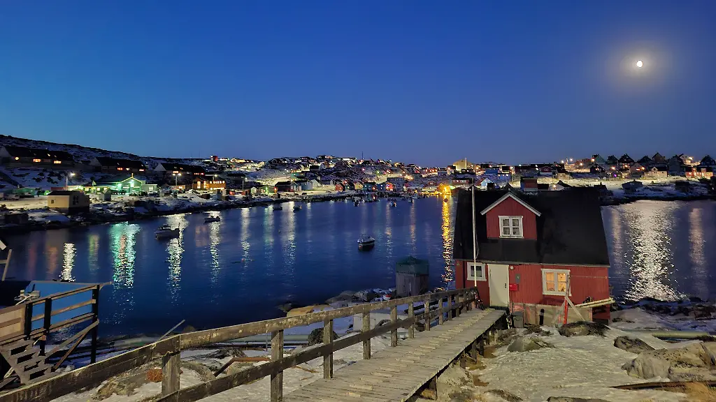 Blick-auf-die-Landschaft-von-Aasiaat-einem-autonomen-Gebiet-Daenemarks