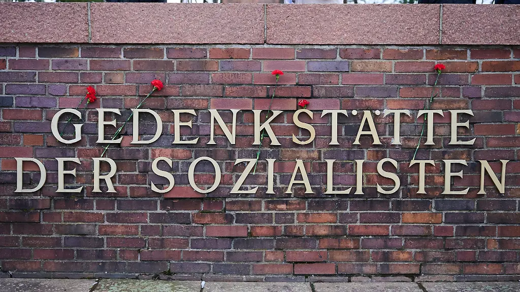 An-der-Gedenkstaette-der-Sozialisten-am-Zentralfriedhof-Berlin-Friedrichsfelde-wird-traditionell-an-die-Ermordung-Rosa-Luxemburg-und-Karl-Liebknecht-erinnert