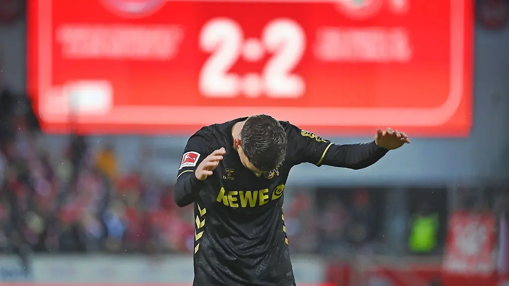 Said-EL-MALA-1-FC-Koeln-Gestik-verneigt-sich-vor-der-Anzeigetafel-Aktion-Einzelbild-angeschnittenes-Einzelmotiv-Halbfigur-halbe-Figur-Fussball-1-Bundesliga-Saison-2025-2026-16-Spieltag-Spieltag16-1-FC-Heidenheim-1-FC-Koeln-2-2-am-10-01