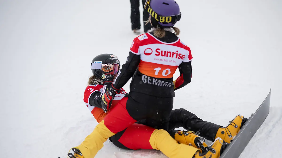 10-01-2026-Schweiz-Scuol-Snowboard-Weltcup-Parallel-Riesenslalom-Siegerin-Ramona-Theresia-Hofmeister-aus-Deutschland-l-und-die-zweitplatzierte-Melanie-Hochreiter-aus-Deutschland-reagieren-waehrend-des-Finales-des-FIS-Alpinen-Snowboard-Parallel-Riesenslaloms