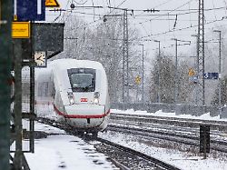 ICE Unterwegs Bei Schneefall Durch Eine Winterlandschaft Ein Zug Auf Der Strecke Im Schienennetz Der Deutsche Bahn AG 10 01