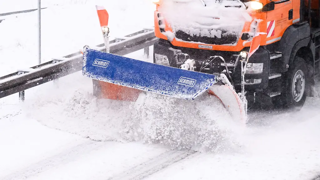 Ein-Schneepflug-ist-im-Nordschwarzwald-verunglueckt