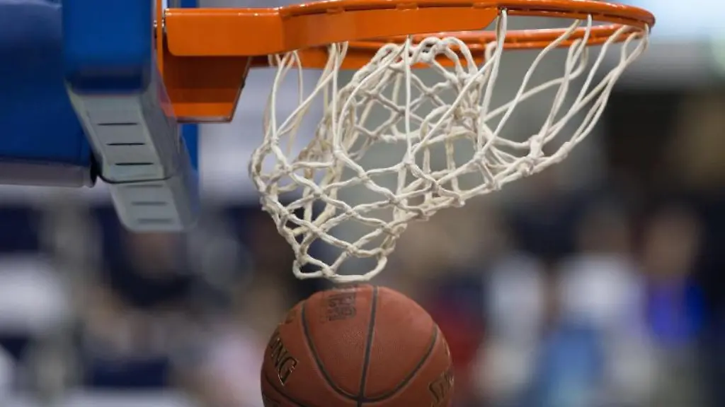 Ein-Basketball-geht-in-den-Korb