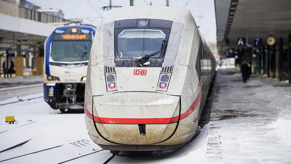 Der-Bahnverkehr-in-Niedersachsen-laeuft-nach-dem-Wetterchaos-mit-Einschraenkungen-wieder-an