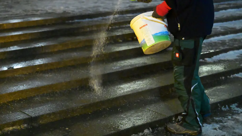 Fuer-Montag-warnt-der-Deutsche-Wetterdienst-vor-Glatteis