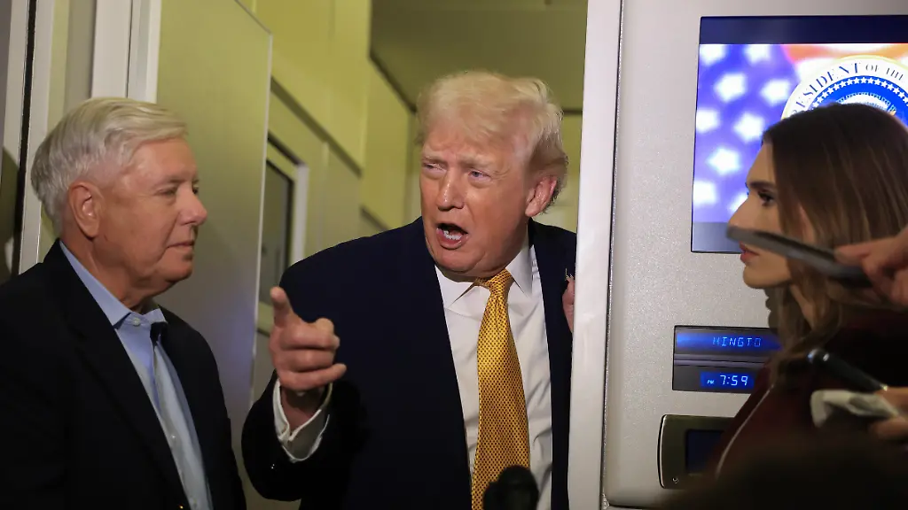 IN-FLIGHT-JANUARY-04-U-S-President-Donald-Trump-Commerce-Secretary-Howard-Lutnick-L-and-U-S-Sen-Lindsey-Graham-R-SC-C-speak-to-the-media-aboard-Air-Force-One-enroute-to-Washington-DC-on-January-04-2026-Trump-is-returning-to-the-White-House-after-giving-the-order-for-the-United-States-law-enforcement-to-capture-Venezuelan-President-Nicolas-Maduro-and-his-wife