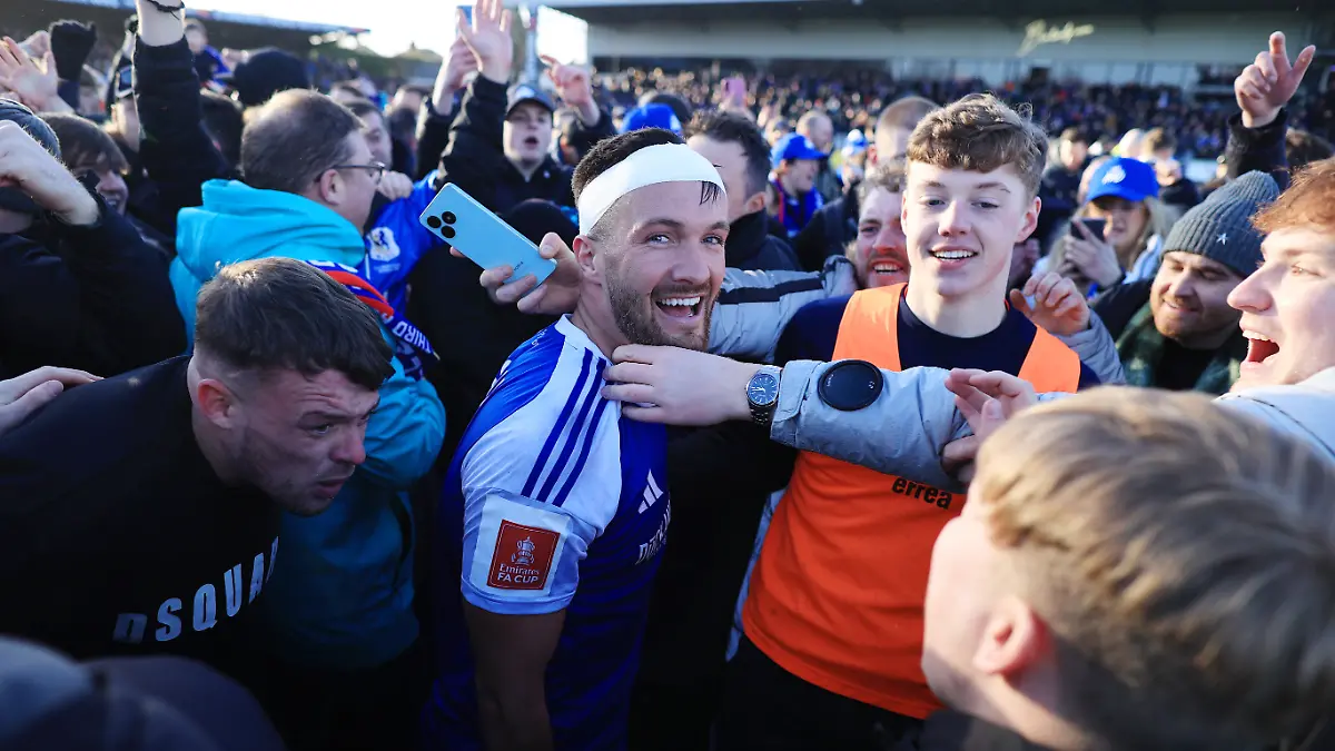 Football-FA-Cup-3rd-Round-Macclesfield-v-Crystal-Palace-10th-January-2026-FA-Cup-3rd-Round-Macclesfield-v-Crystal-Palace-Paul-Dawson-of-Macclesfield-is-mobbed-by-fans-as-he-celebrates-victory-Photo-Simon-Stacpoole-Offside-Macclesfield-UK-Fussball-FA-Cup-3-Runde-Macclesfield-v-Crystal-Palace-10-Januar-2026-FA-Cup-3