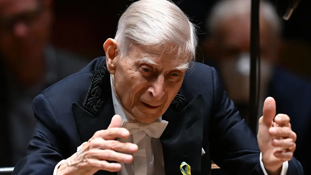 Dirigent-Herbert-Blomstedt-98-hat-als-Dirigent-der-Staatskapelle-Dresden-das-Publikum-in-der-Semperoper-begeistert