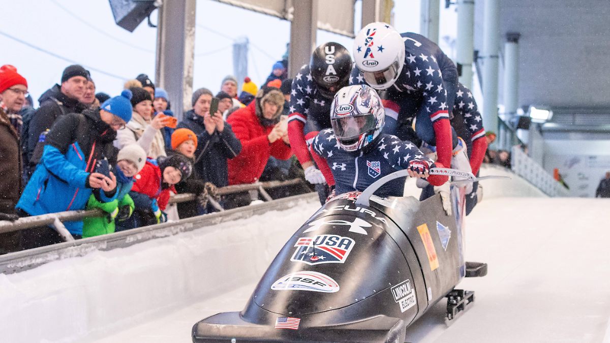 Gefährliche Momente: Bob-Pilot verliert alle Mitfahrer - und legt dann spektakuläres Manöver hin