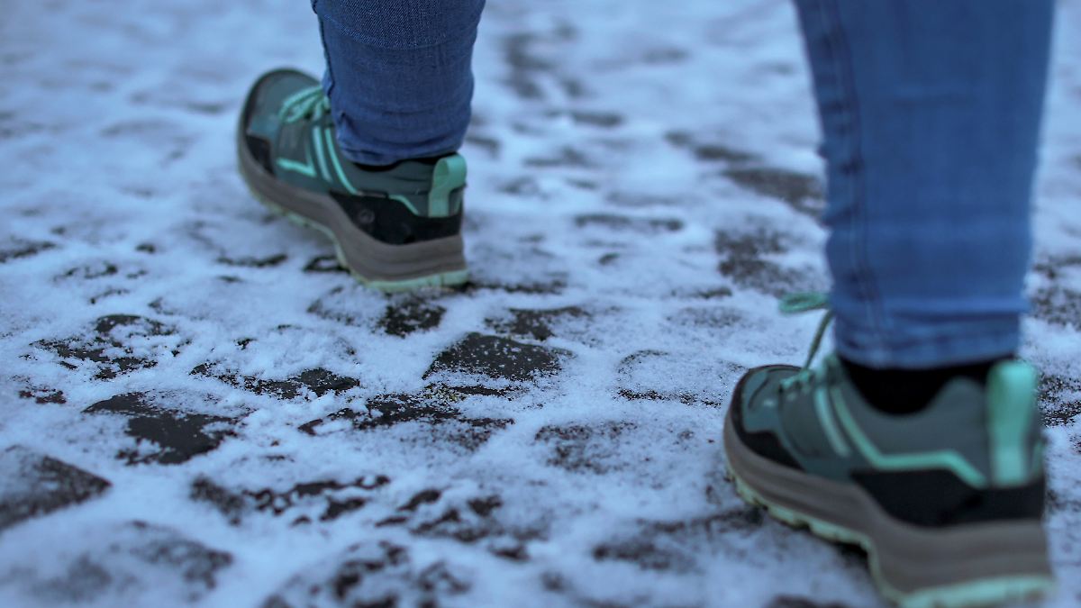 Nur Notbetreuung angeboten: Glatteisgefahr: Schulen in ganz NRW bleiben geschlossen