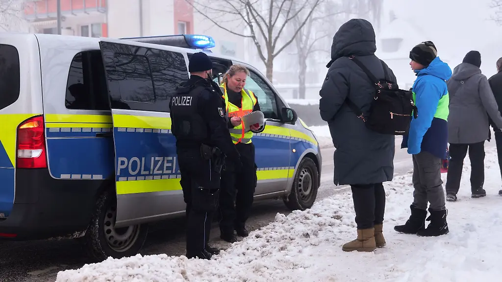 Polizisten-kontrollierten-die-Evakuierung-im-Radius-von-rund-1-000-Metern-um-die-Fundstelle-einer-250-Kilogramm-schweren-Weltkriegsbombe