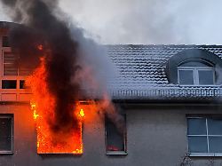 Berlin & Brandenburg: Feuerwehr rettet mehrere Menschen vor Brand