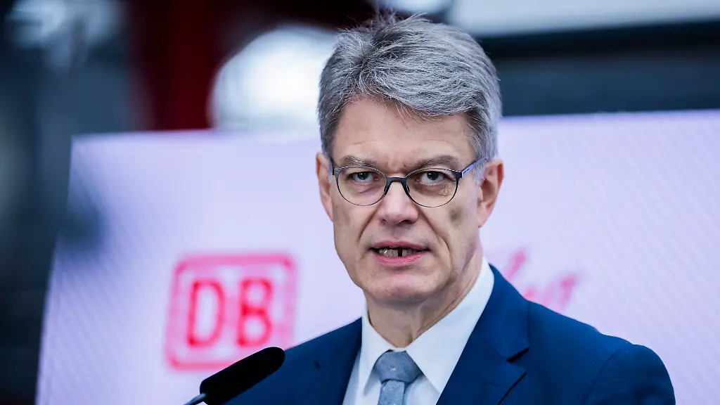 Patrick-Schnieder-CDU-Bundesminister-fuer-Verkehr-spricht-bei-der-Premiere-des-neuen-ICE-L-der-Deutschen-Bahn-am-Berliner-Ostbahnhof