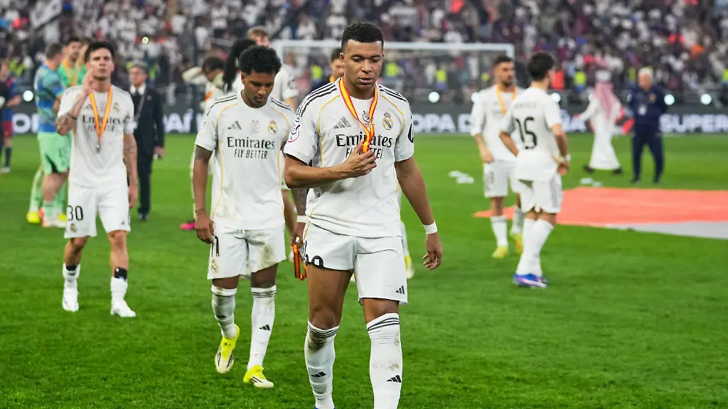 Real-Madrid-s-Kylian-Mbappe-leaves-the-pitch-after-losing-the-Spanish-Super-Cup-final-soccer-match-against-FC-Barcelona-at-King-Abdullah-Sports-City-Stadium-in-Jeddah-Saudi-Arabia-Sunday-Jan-11-2026