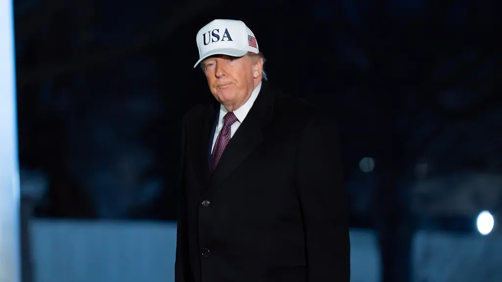 President-Donald-Trump-talks-to-reporters-as-he-walks-on-the-South-Lawn-of-the-White-House-Sunday-Jan-11-2026-in-Washington