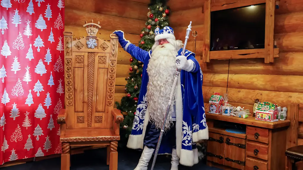 2020-12-15T120220Z-136892130-RC2ONK9VARCN-RTRMADP-3-CHRISTMAS-SEASON-SANTAS-GLOBAL