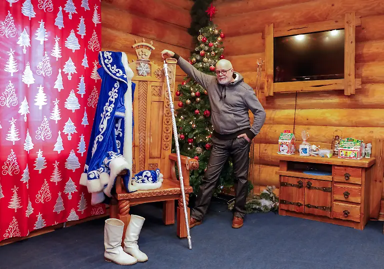 2020-12-15T120619Z-1209956839-RC2ONK9DRARL-RTRMADP-3-CHRISTMAS-SEASON-SANTAS-GLOBAL