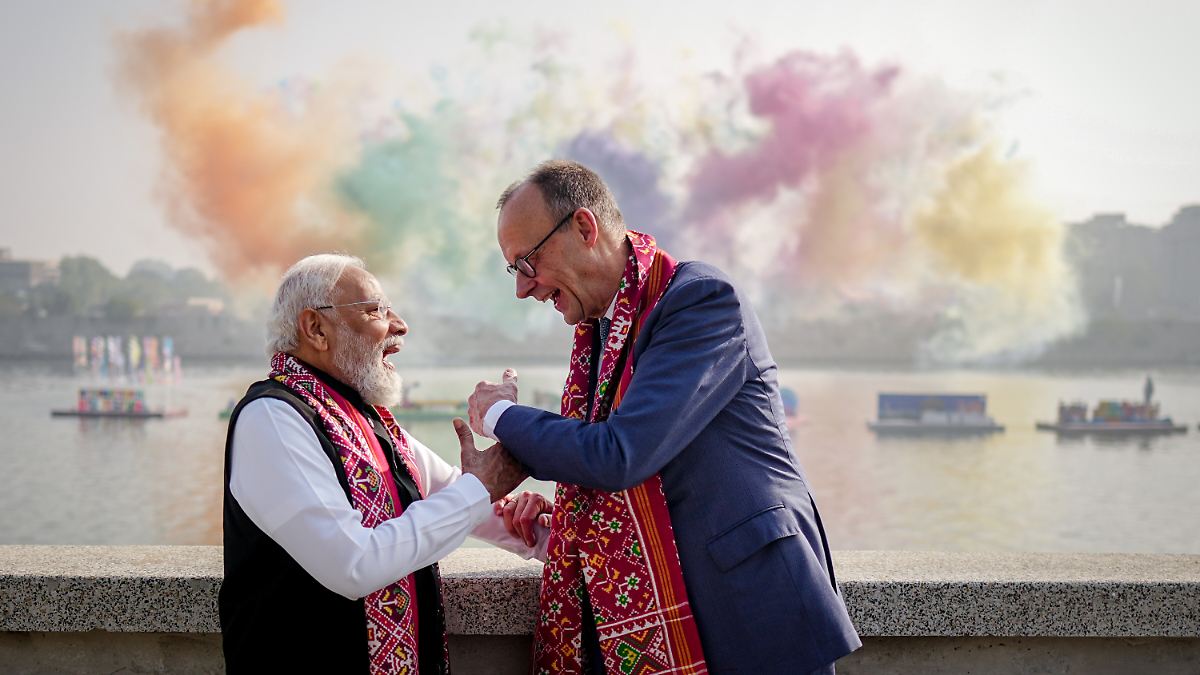 Kanzler-zu-Besuch-in-Indien-Merz-und-Modi-l-uten-politische-Freundschaft-ein
