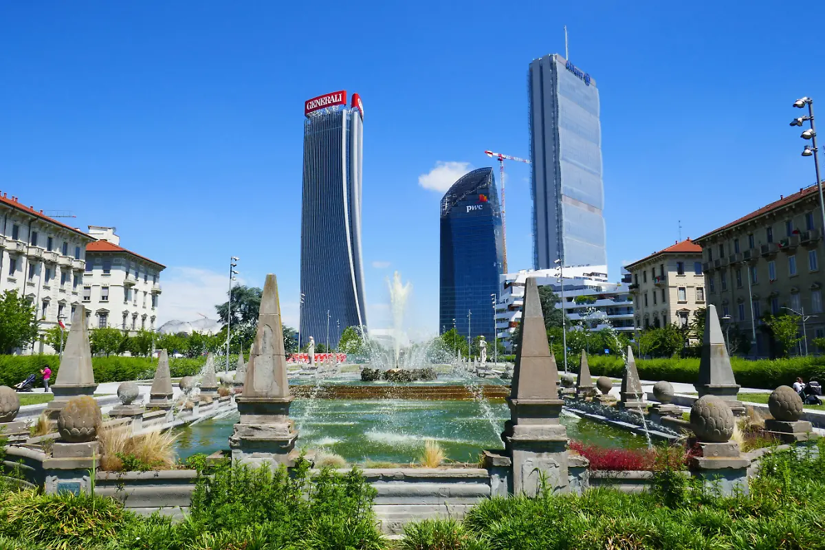 Architektur-von-Arata-Isozaki-Milan-Italy-City-Life-Four-Season-Fountain-forxanyxinformationxaboutxthisximagexpleasexcontactxredazioneagf-foto