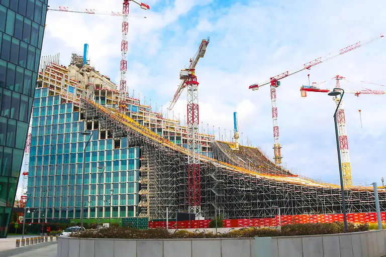 Citywave-milano-the-architectural-wave-of-big-Milan-Italy-September-10-2025-Project-Construction-Citywave-Milano-Under-construction-Citywave-Milano-the-city-wave-designed-by-the-Danish-studio-Big-Bjarke-Ingels-Group-represents-one-of-the-most-emblematic-interventions-in-Milan-s-urban-regeneration-plan-The-project-stands-out-for-its-iconic-form-evoking-an-architectural-wave-in-motion-It-consists-of-two-parallel-sinuous-volumes-joined-by-a-suspended-roof-This-element-defines-a-protected-and-permeable-public-space-creating-a-gateway-to-the-park-from-Via-Domodossola