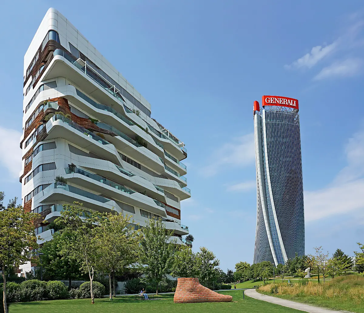 Generali-Turm-oder-Torre-Generali-oder-Lo-Storto-und-Apartment-Wohnanlage-von-Architektin-Zaha-Hadid-Skulptur-Hand-und-Fuss-fuer-Mailand-von-Judith-Hopf-CityLife-Stadtteil-Mailand-Lombardei-Italien-Europa