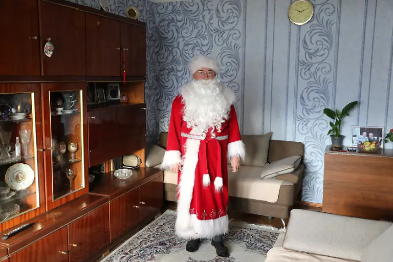 2020-12-15T120109Z-1247460553-RC2ONK9C7X9J-RTRMADP-3-CHRISTMAS-SEASON-SANTAS-GLOBAL