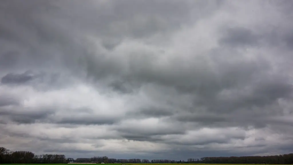 Graue-Regenwolken-praegen-in-den-kommenden-Tagen-das-Wetter-in-Nordrhein-Westfalen
