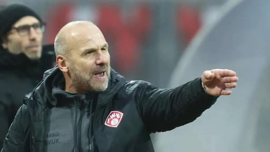 Der-Wuerzburger-Trainer-Bernhard-Trares-reagiert-auf-den-Spielverlauf