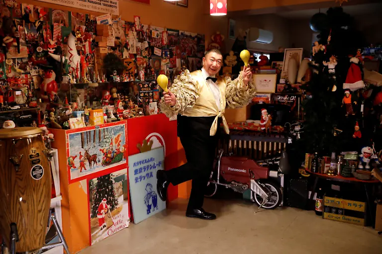 2020-12-15T120117Z-1413978964-RC2ONK9I3PB4-RTRMADP-3-CHRISTMAS-SEASON-SANTAS-GLOBAL