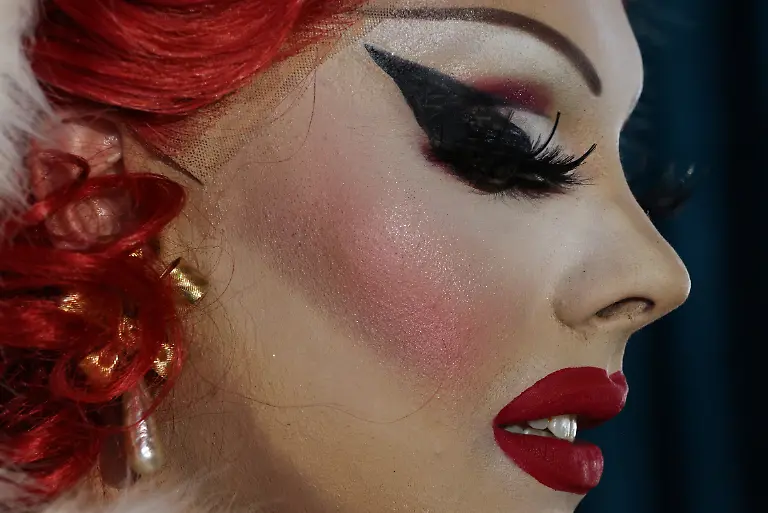 2020-12-15T120121Z-570029336-RC2ONK9UDRY3-RTRMADP-3-CHRISTMAS-SEASON-SANTAS-GLOBAL-1