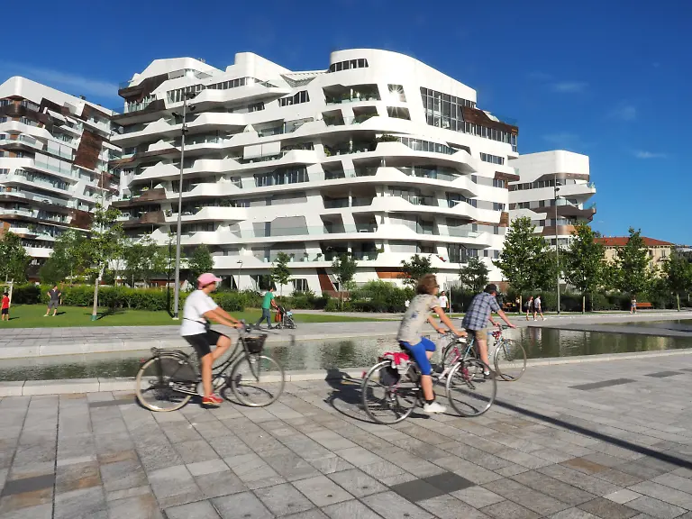 Europa-Italien-die-Lombardei-Mailand-der-Citylife-Bezirk-Residenzen-die-desgned-durch-Zaha-Hadid-bauen-Europe-Italy-Lombardy-Milan-Citylife-district-residencies-building-desgned-by-Zaha-Hadid