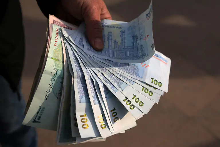 TEHRAN-IRAN-DECEMBER-31-A-view-of-the-U-S-dollars-and-Iranian-rials-in-Tehran-Iran-on-December-31-2025-Exchange-market-reflects-the-sharp-rise-in-currency-rates-in-Iran-where-the-U-S-dollar-is-trading-at-around-140-000-tomans-The-rapid-increase-in-foreign-exchange-rates-has-led-to-widespread-price-hikes-and-growing-economic-instability-across-the-country-In-Tehran-and-other-major-cities-the-surge-in-the-dollar-has-significantly-affected-basic-consumer-goods-and-commercial-activities-putting-additional-pressure-on-households-and-businesses