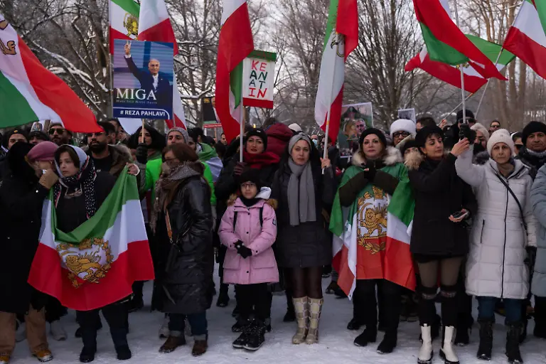 Iranians-chant-Death-to-the-dictator-and-Long-live-Shah-in-Hamburg-Germany-Hundreds-of-Iranians-hold-a-rally-in-front-of-the-Consulate-General-of-the-Islamic-Republic-of-Iran-in-Hamburg-Germany-on-January-11-2026-in-snowy-sub-zero-temperatures-to-express-solidarity-with-the-nationwide-protests-in-Iran-that-begin-on-December-28-2025