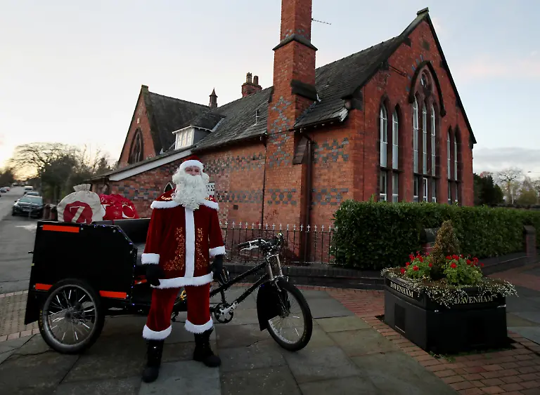 2020-12-15T120655Z-576057870-RC2ONK9715TB-RTRMADP-3-CHRISTMAS-SEASON-SANTAS-GLOBAL