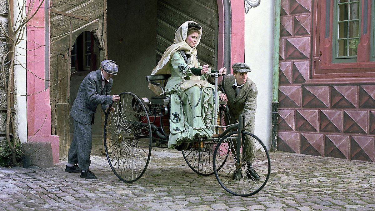 Vom-Aschenputtel-zum-Volksauto-Benz-Patent-Motorwagen-und-Daimler-Motorkutsche-geboren-1886