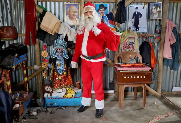 2020-12-15T120141Z-1277721710-RC2ONK9Q8DJS-RTRMADP-3-CHRISTMAS-SEASON-SANTAS-GLOBAL