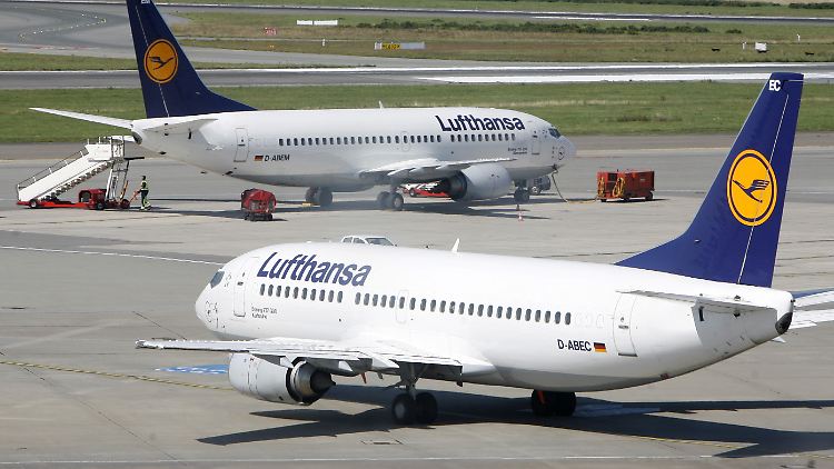 Ein Boeing 737-300 (vorn) der Lufthansa rollt auf dem Flughafen Hamburg Richtung Rollbahn.