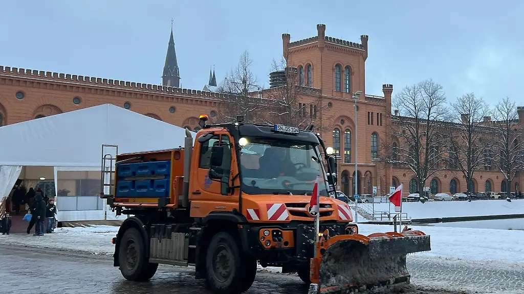 Durch-Tauwetter-drohen-Dachlawinen