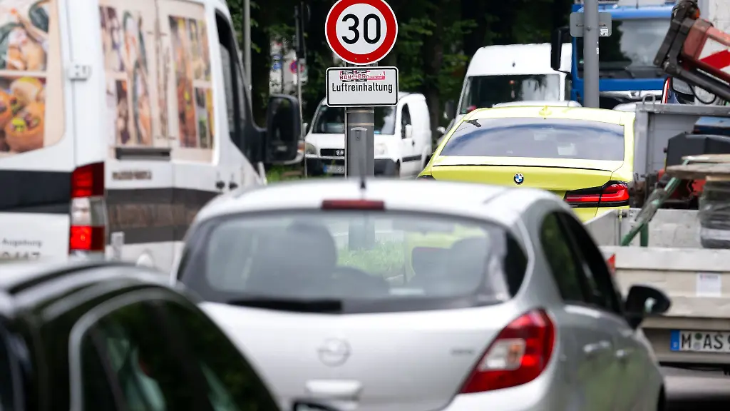 Seit-Juni-2024-galt-auf-einem-Abschnitt-des-Mittleren-Rings-Tempo-30