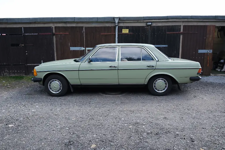 Ein-Mercedes-W123-steht-im-Garagenkomplex-Schuetzenplatz-In-der-Anlage-wurde-im-Rahmen-des-Kulturhauptstadtjahres-Chemnitz-2025-der-Garagen-Parcours-3000-Garagen-eroeffnet-Mit-zehn-Stationen-werden-Besucher-eingeladen-die-Chemnitzer-Garagenlandschaft-zu-erkunden