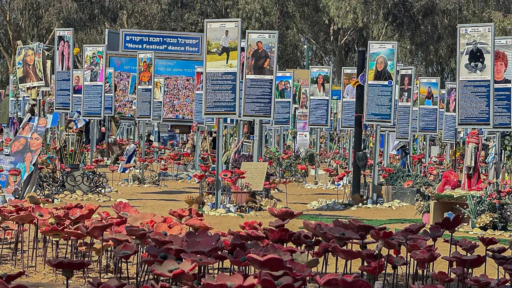 Gedenkort-fuer-die-Opfer-des-Hamas-Ueberfalls-beim-Nova-Musikfestivals-in-Israel-am-7-Oktober-2023-Foto-vom-02-11-2025-Pfosten-mit-Fotos-der-Getoeteten-erinnern-an-der-Gedenkstelle-als-individuell-gestaltete-Erinnerungsorte-mit-israelischen-Flaggen-Blumen-und-persoenlichen-Andenken-an-die-Opfer-Bei-dem-Rave-Festival-in-der-Negev-Wueste-in-der-Naehe-der-Grenze-zum-Gaza-Streifen-hatte-die-palaestinensische-Terrororganisation-vor-zwei-Jahren-378-junge-Menschen-getoetet-und-44-weitere-verschleppt-Die-letzte-lebende-Hamas-Geisel-war-am-13-Oktober-freigelassen-worden-Im-Gaza-Streifen-befinden-sich-noch-sterbliche-Ueberreste-weiterer-Opfer-des-Massakers-auf-dem-Festivalgelaende